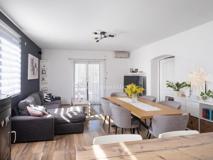 Dintorni di Pola – casa con tre appartamenti, vista mare