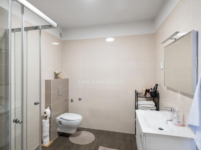 Dintorni di Pola – casa con tre appartamenti, vista mare