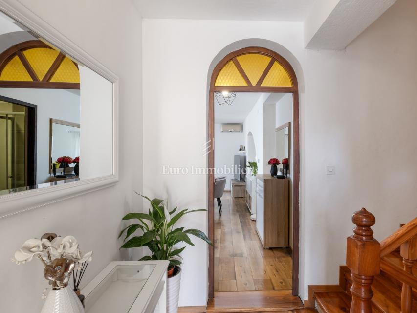 Dintorni di Pola – casa con tre appartamenti, vista mare