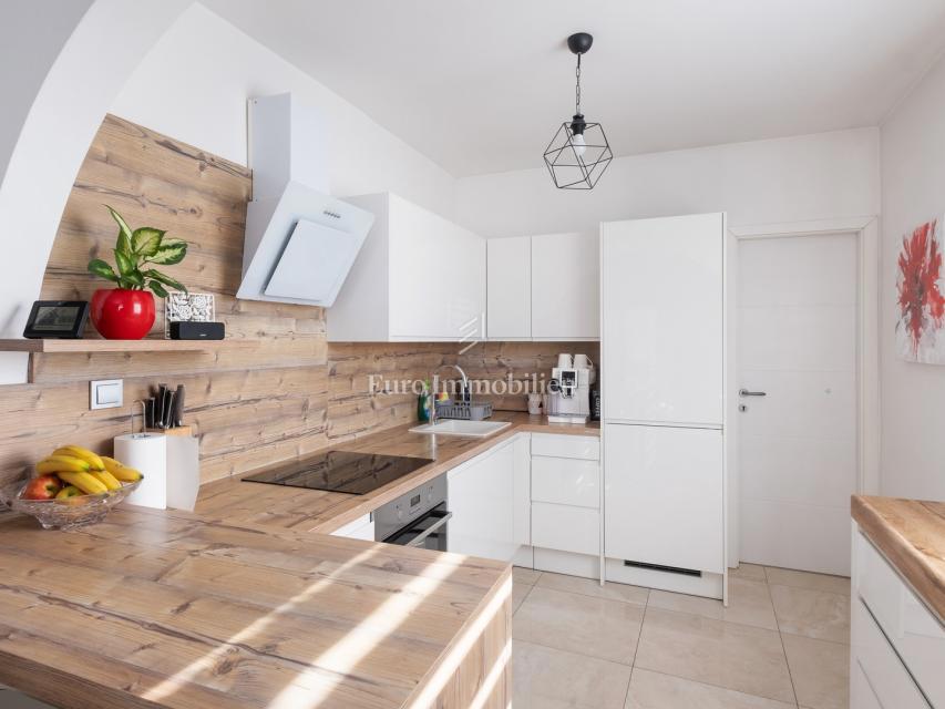 Dintorni di Pola – casa con tre appartamenti, vista mare