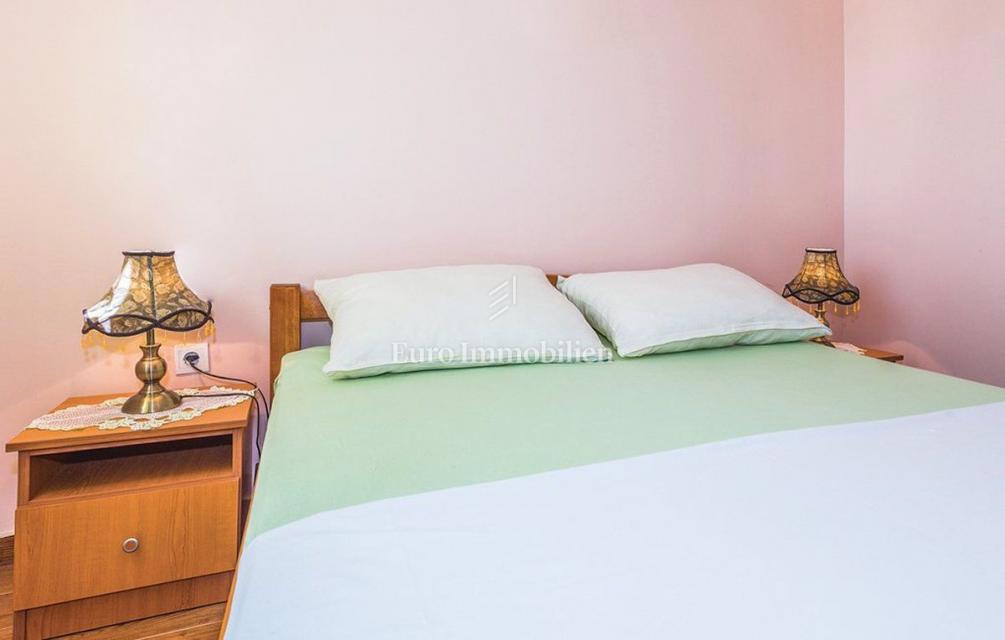 Tisno - appartamento in una casa familiare con una splendida vista mare