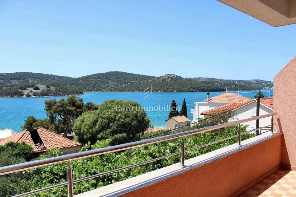 Tisno - appartamento in una casa familiare con una splendida vista mare