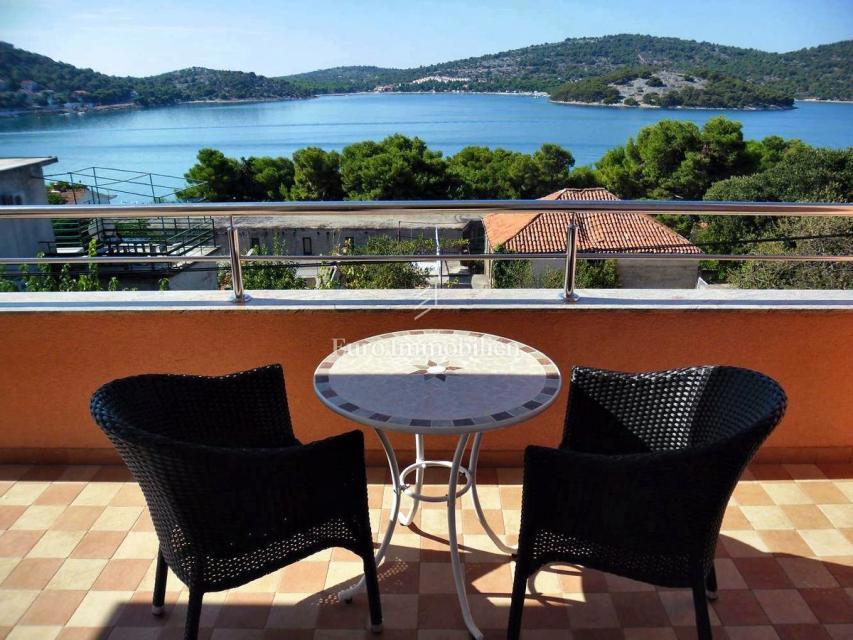 Tisno - appartamento in una casa familiare con una splendida vista mare