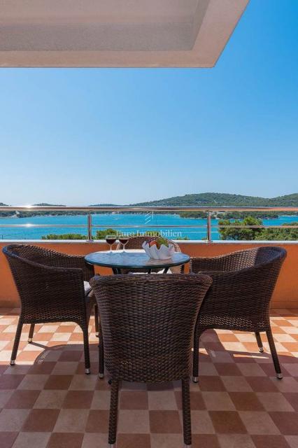 Tisno - appartamento in una casa familiare con una splendida vista mare