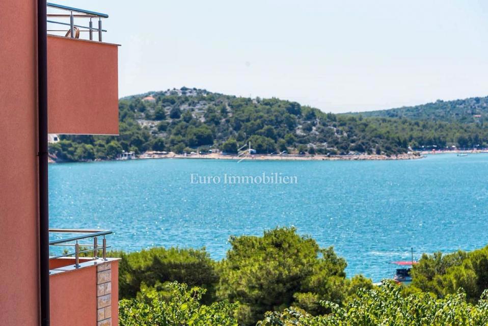 Tisno - appartamento in una casa familiare con una splendida vista mare