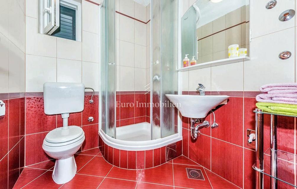 Tisno - appartamento in una casa familiare con una splendida vista mare