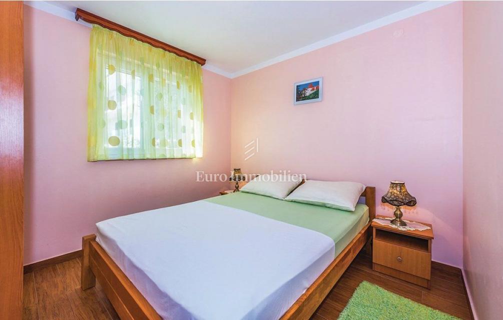 Tisno - appartamento in una casa familiare con una splendida vista mare