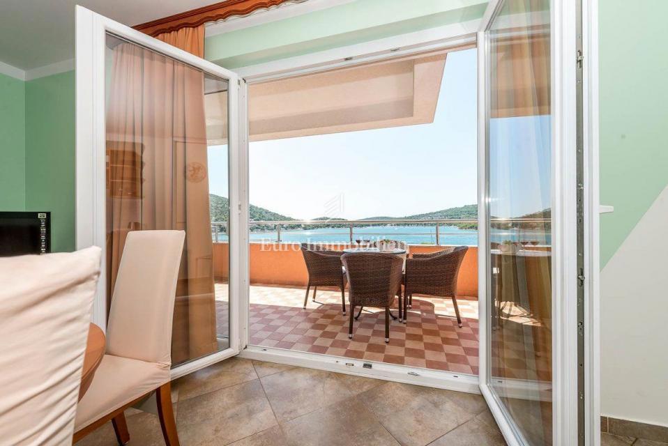 Tisno - appartamento in una casa familiare con una splendida vista mare