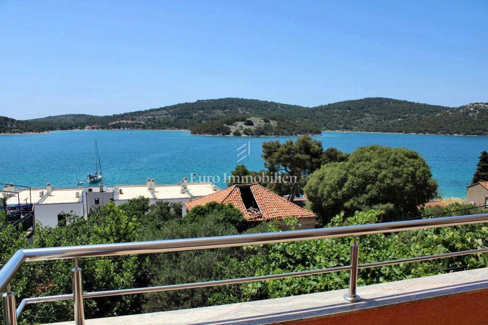 Tisno - appartamento in una casa familiare con una splendida vista mare