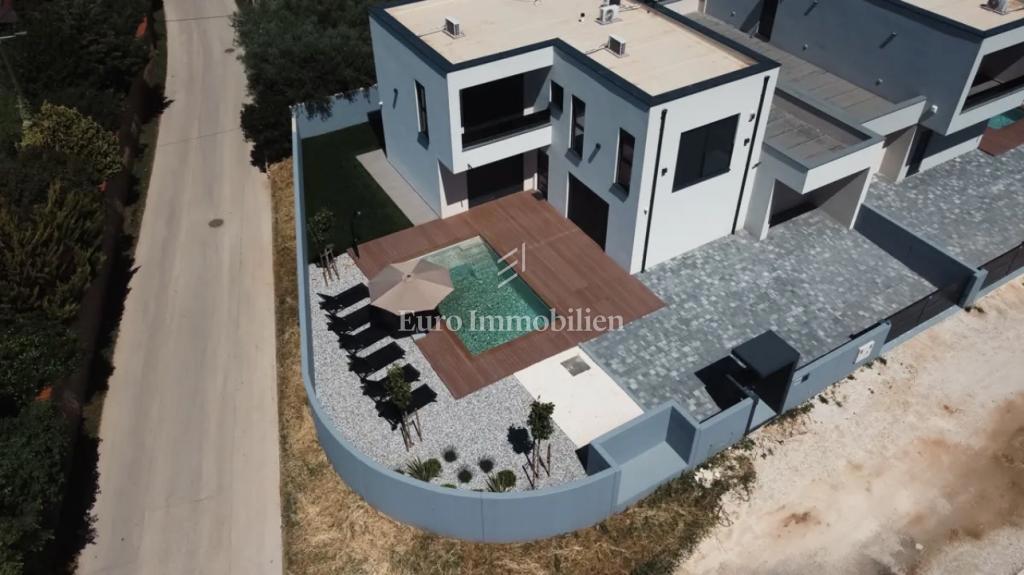 Casa moderna con piscina e garage – Pomer