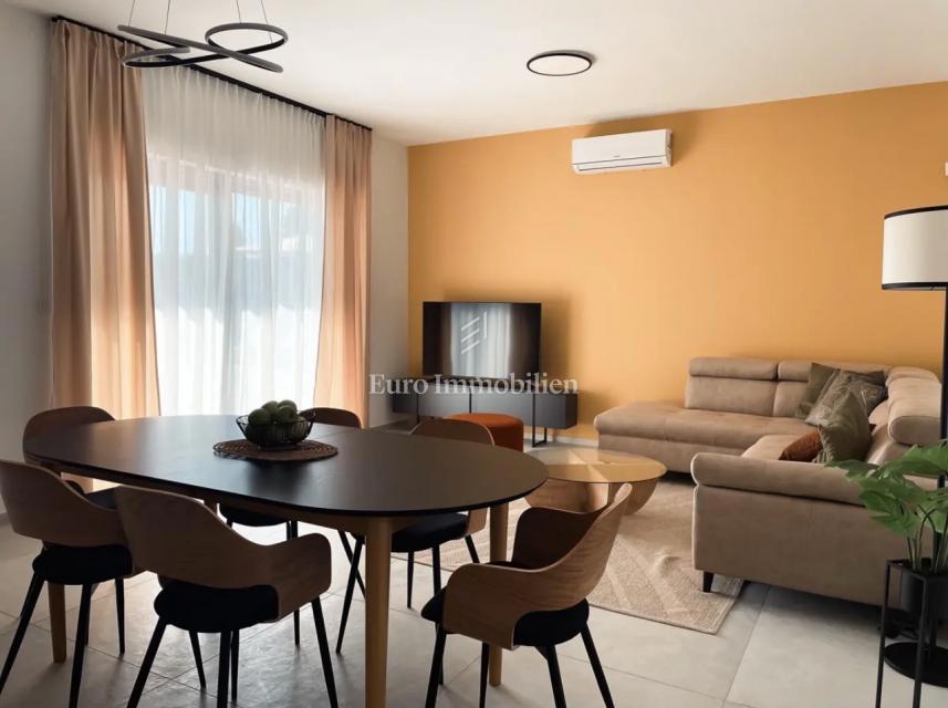 Casa moderna con piscina e garage – Pomer