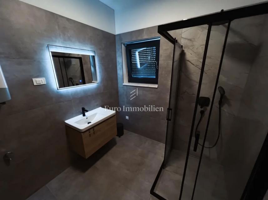 Casa moderna con piscina e garage – Pomer