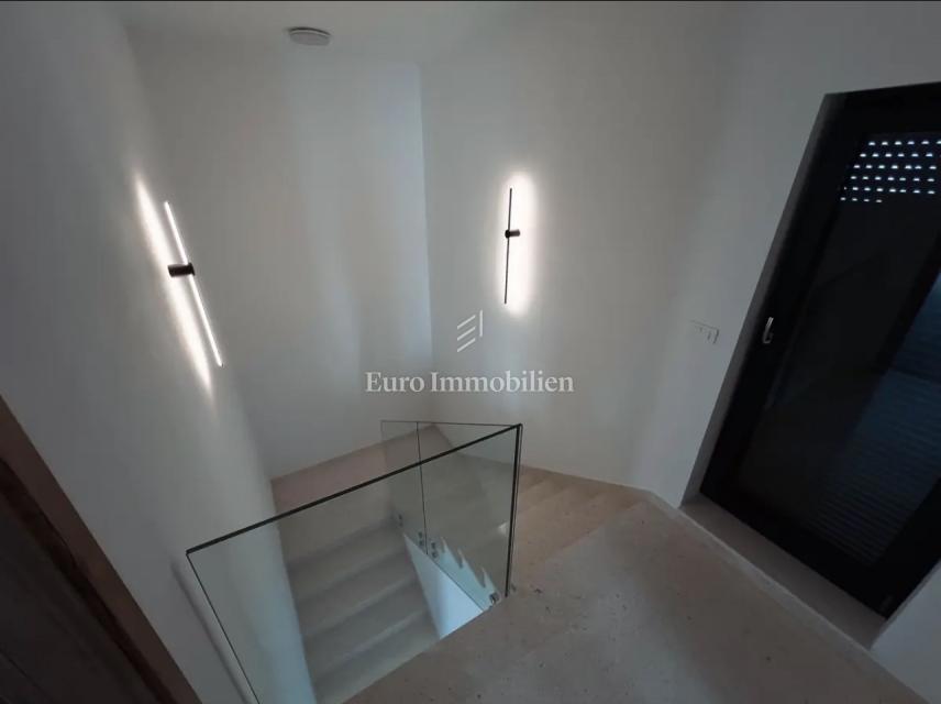 Casa moderna con piscina e garage – Pomer