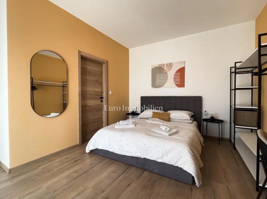 Casa moderna con piscina e garage – Pomer