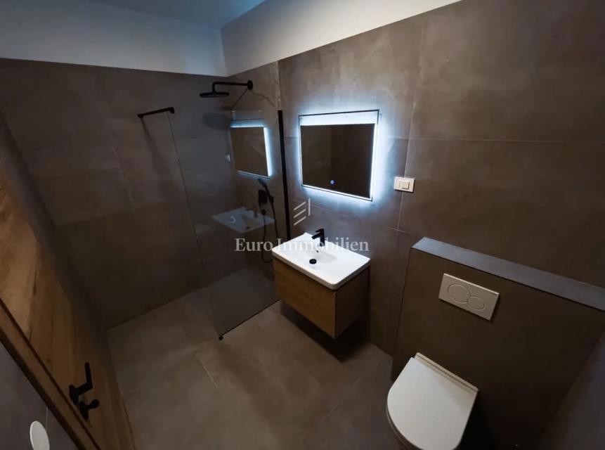 Casa moderna con piscina e garage – Pomer