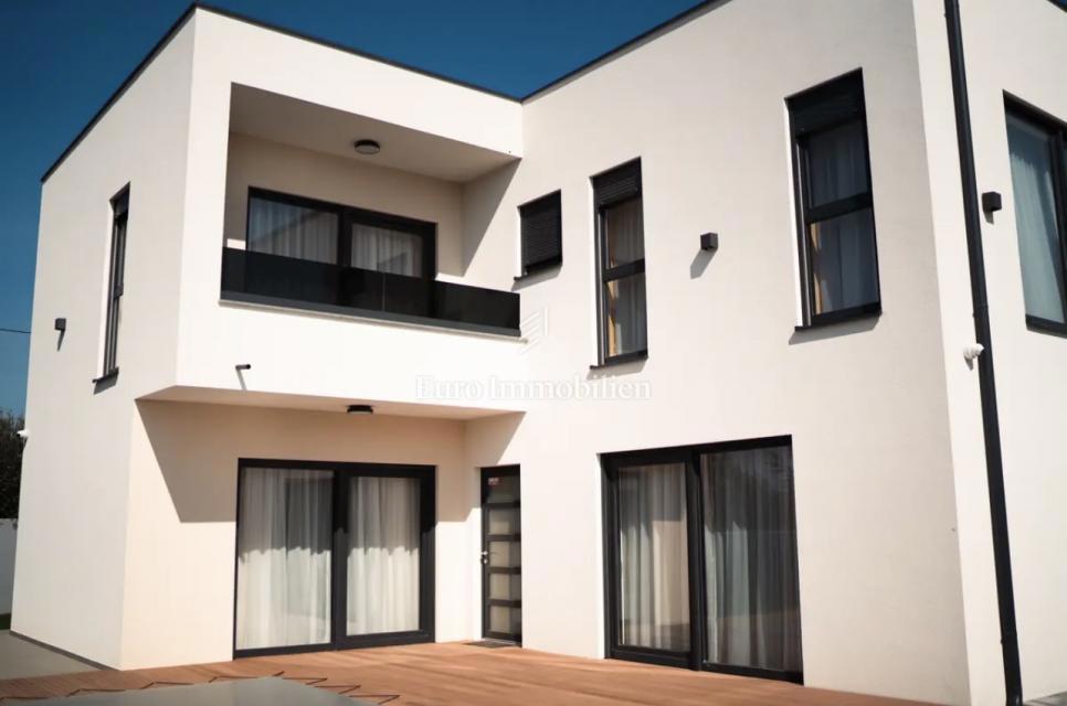 Casa moderna con piscina e garage – Pomer