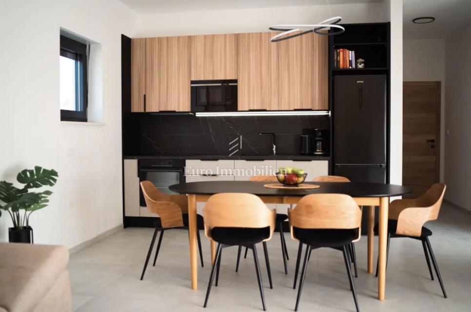 Casa moderna con piscina e garage – Pomer