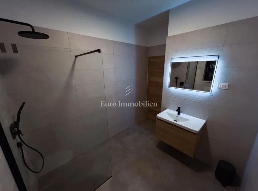 Casa moderna con piscina e garage – Pomer