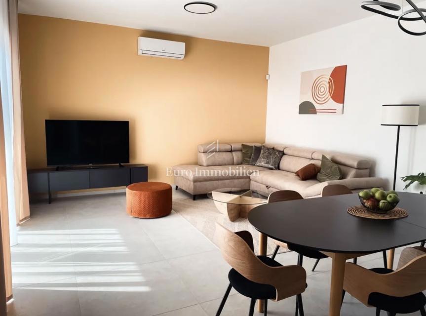 Casa moderna con piscina e garage – Pomer