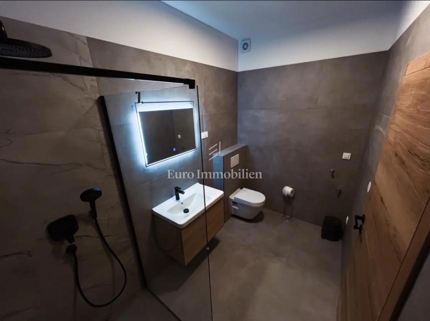 Casa moderna con piscina e garage – Pomer