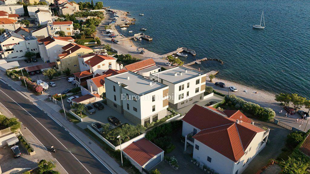 Brodarica - appartamento nuovo con giardino, seconda fila fronte mare