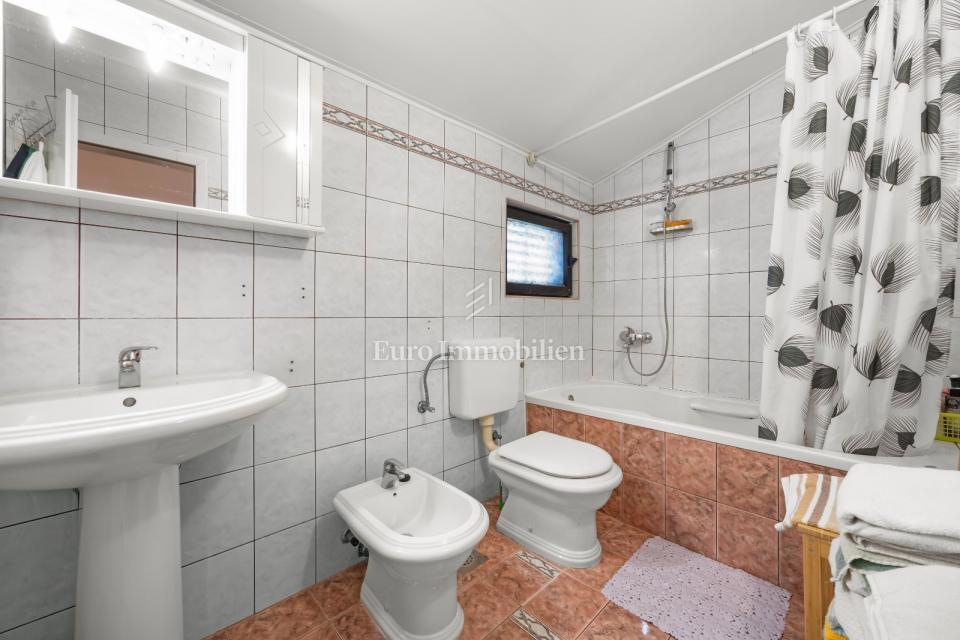 Ampia casa con 3 unità, Ližnjan