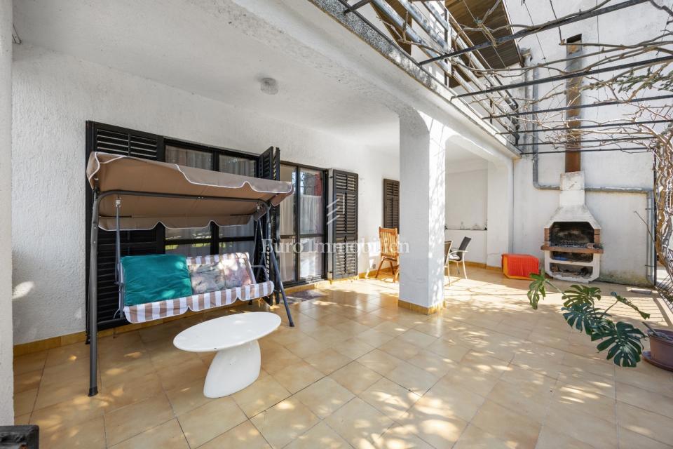 Ampia casa con 3 unità, Ližnjan