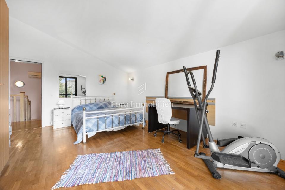 Ampia casa con 3 unità, Ližnjan