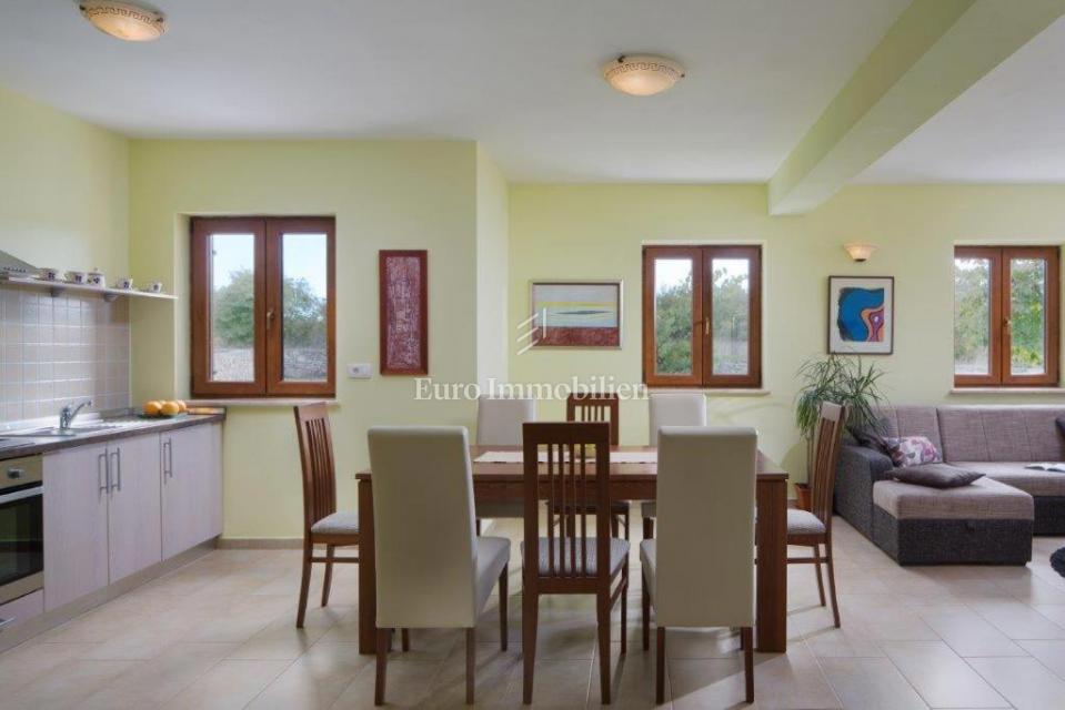 Dintorni di Albona: una casa con piscina, posizione tranquilla