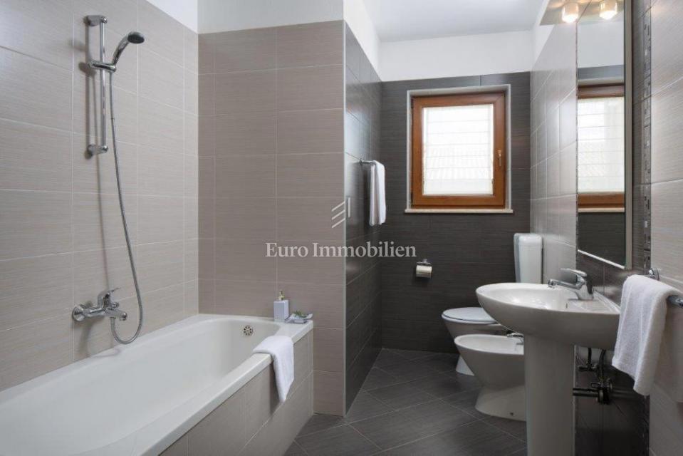 Dintorni di Albona: una casa con piscina, posizione tranquilla