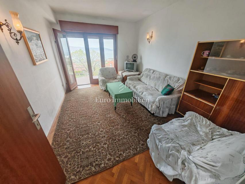 Casa con due appartamenti e garage a 200 metri dal mare.