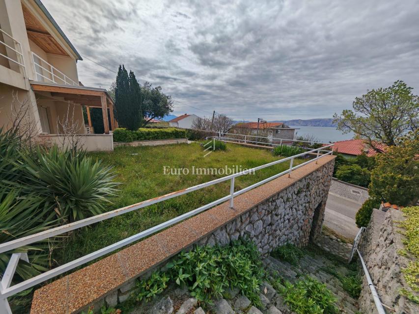 Casa con due appartamenti e garage a 200 metri dal mare.