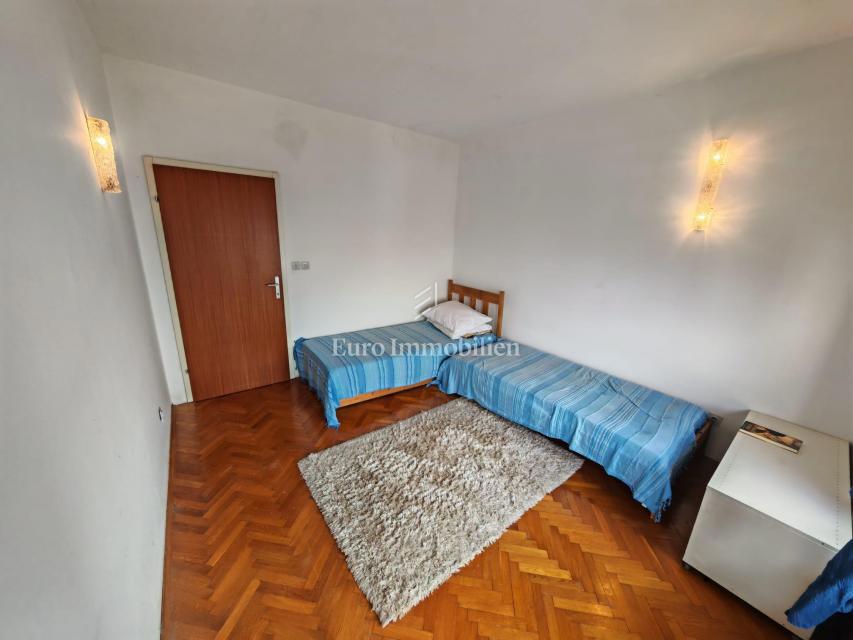 Casa con due appartamenti e garage a 200 metri dal mare.