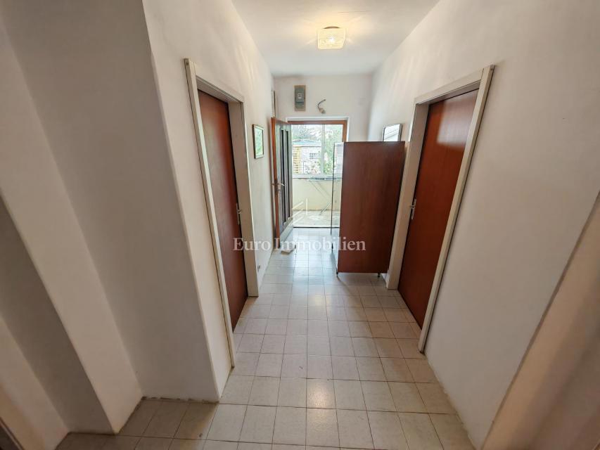 Casa con due appartamenti e garage a 200 metri dal mare.