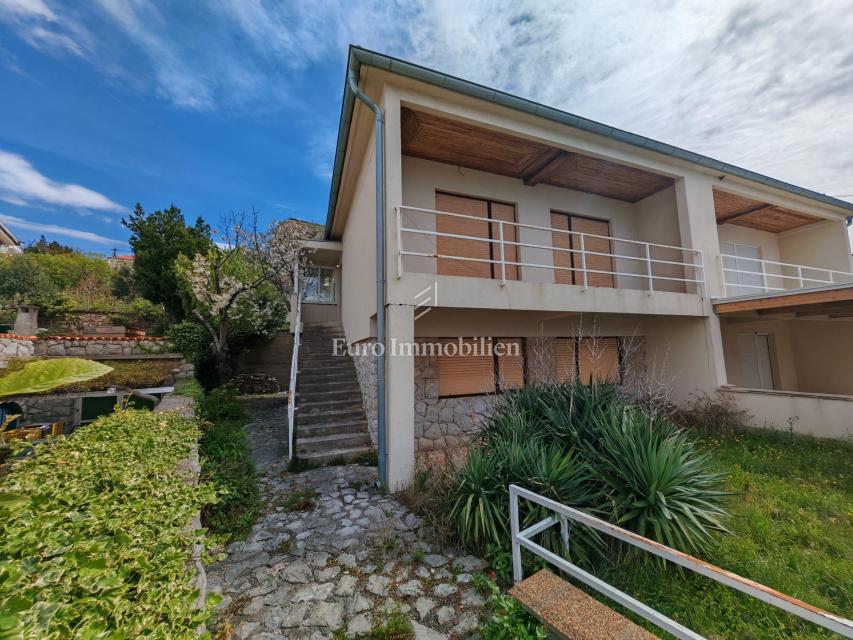 Casa con due appartamenti e garage a 200 metri dal mare.