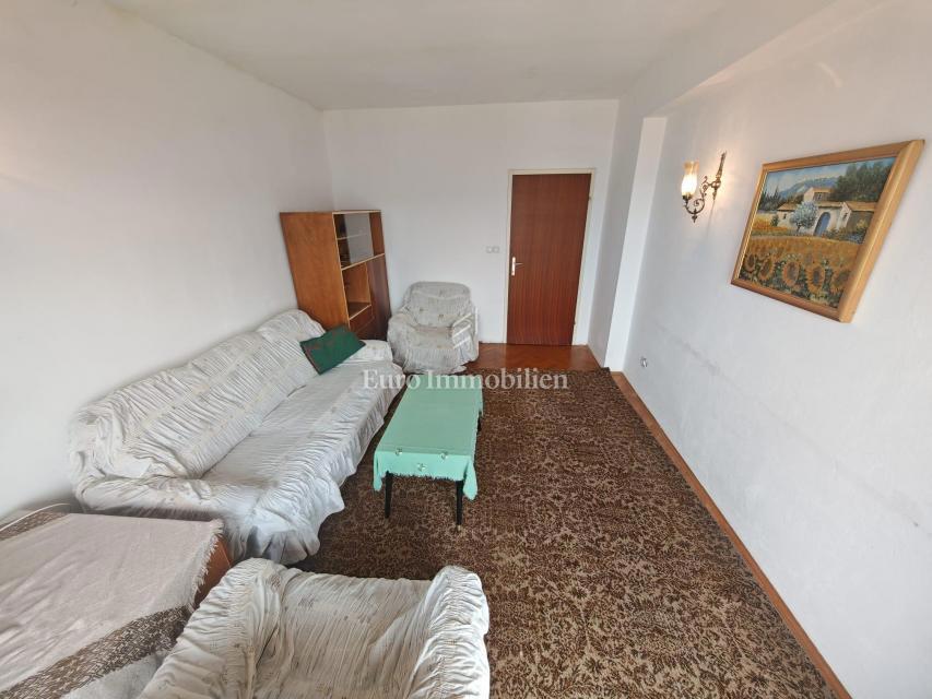 Casa con due appartamenti e garage a 200 metri dal mare.