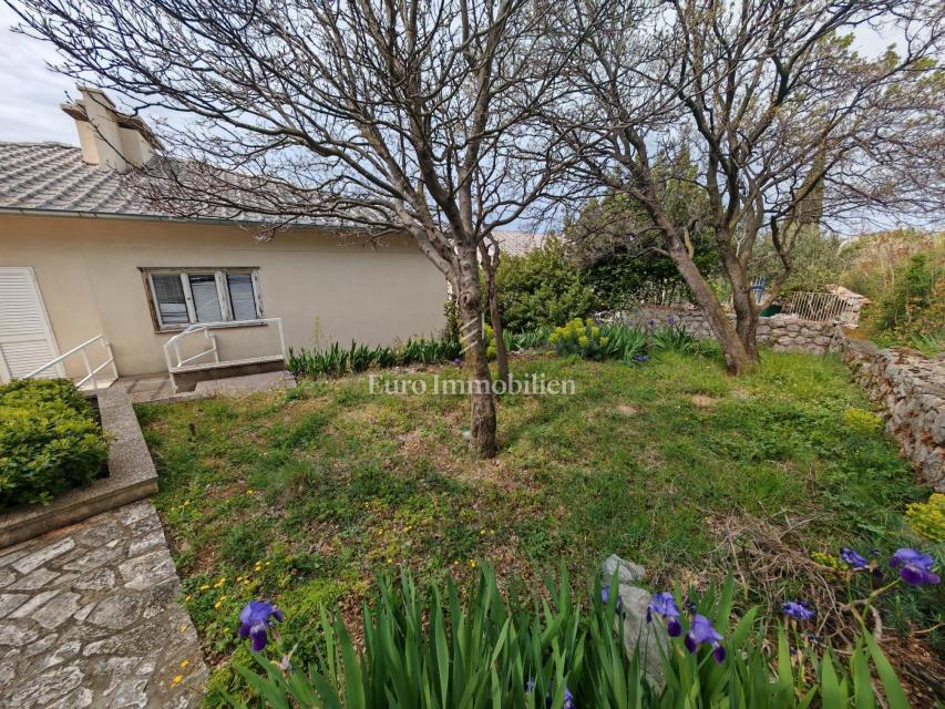 Casa con due appartamenti e garage a 200 metri dal mare.