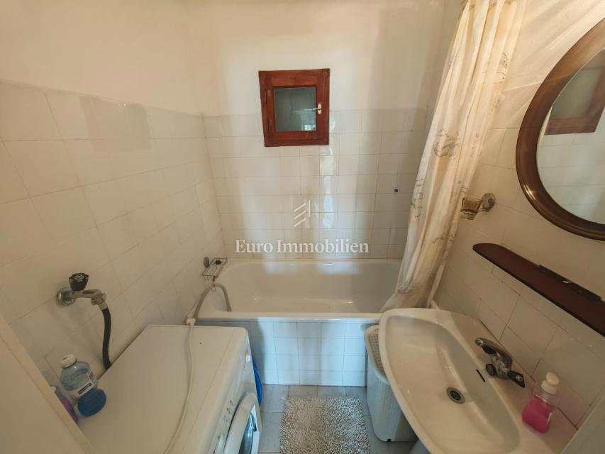 Casa con due appartamenti e garage a 200 metri dal mare.