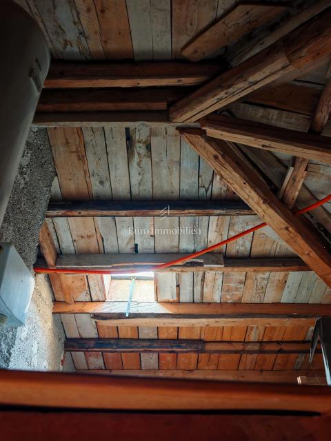 Casa con due appartamenti e garage a 200 metri dal mare.