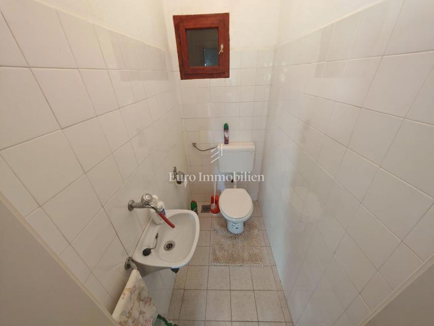 Casa con due appartamenti e garage a 200 metri dal mare.