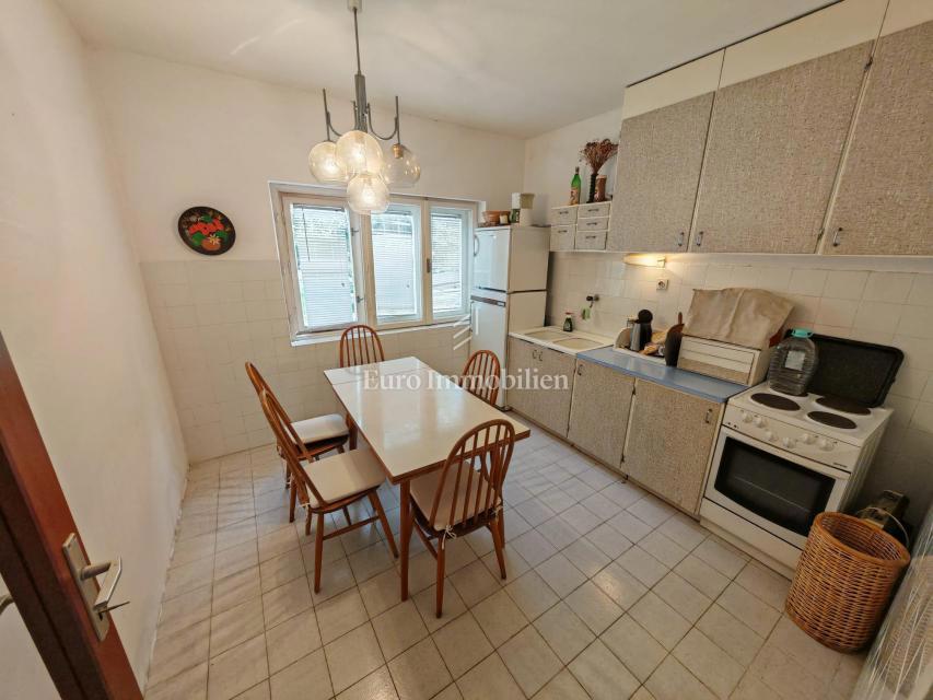 Casa con due appartamenti e garage a 200 metri dal mare.