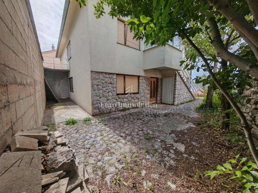 Casa con due appartamenti e garage a 200 metri dal mare.