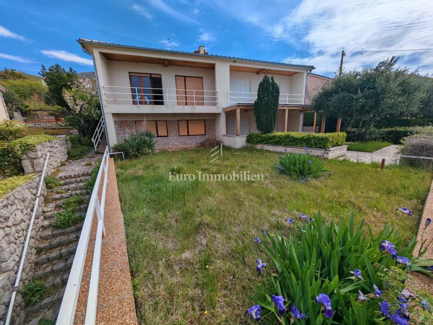 Casa con due appartamenti e garage a 200 metri dal mare.