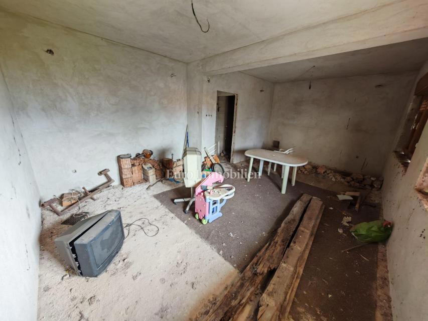 Casa con due appartamenti e garage a 200 metri dal mare.