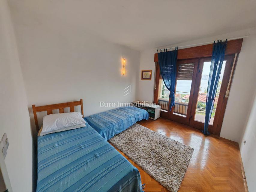 Casa con due appartamenti e garage a 200 metri dal mare.