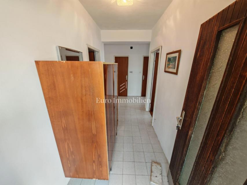 Casa con due appartamenti e garage a 200 metri dal mare.