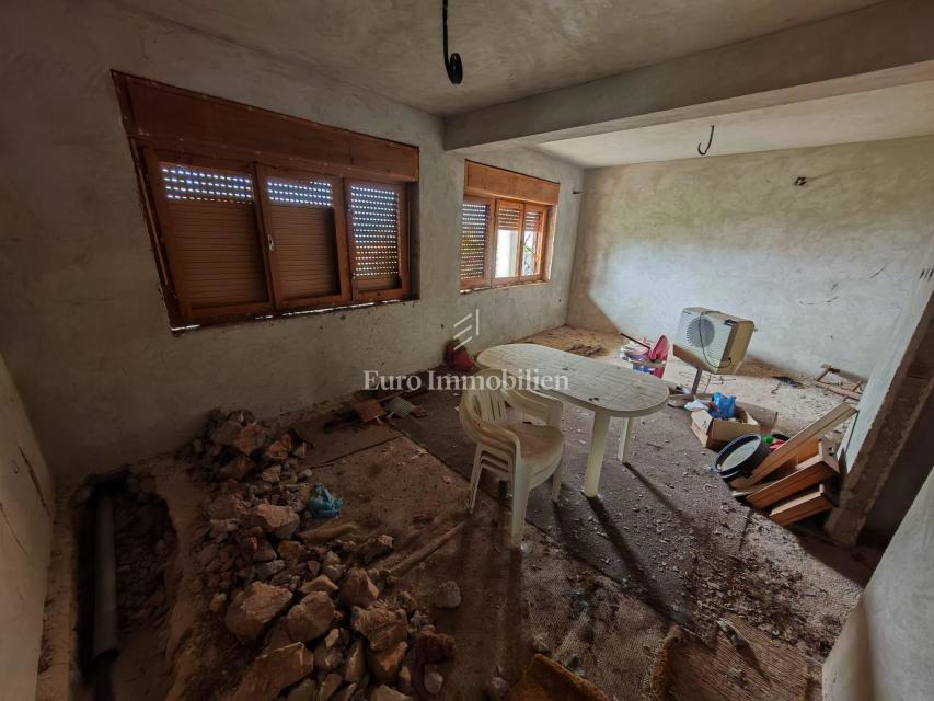 Casa con due appartamenti e garage a 200 metri dal mare.