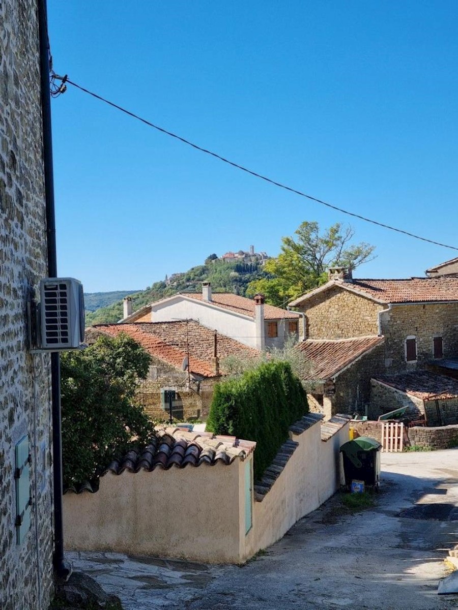 Casa in pietra ristrutturata e appartamento a schiera con piscina, vista su Montona