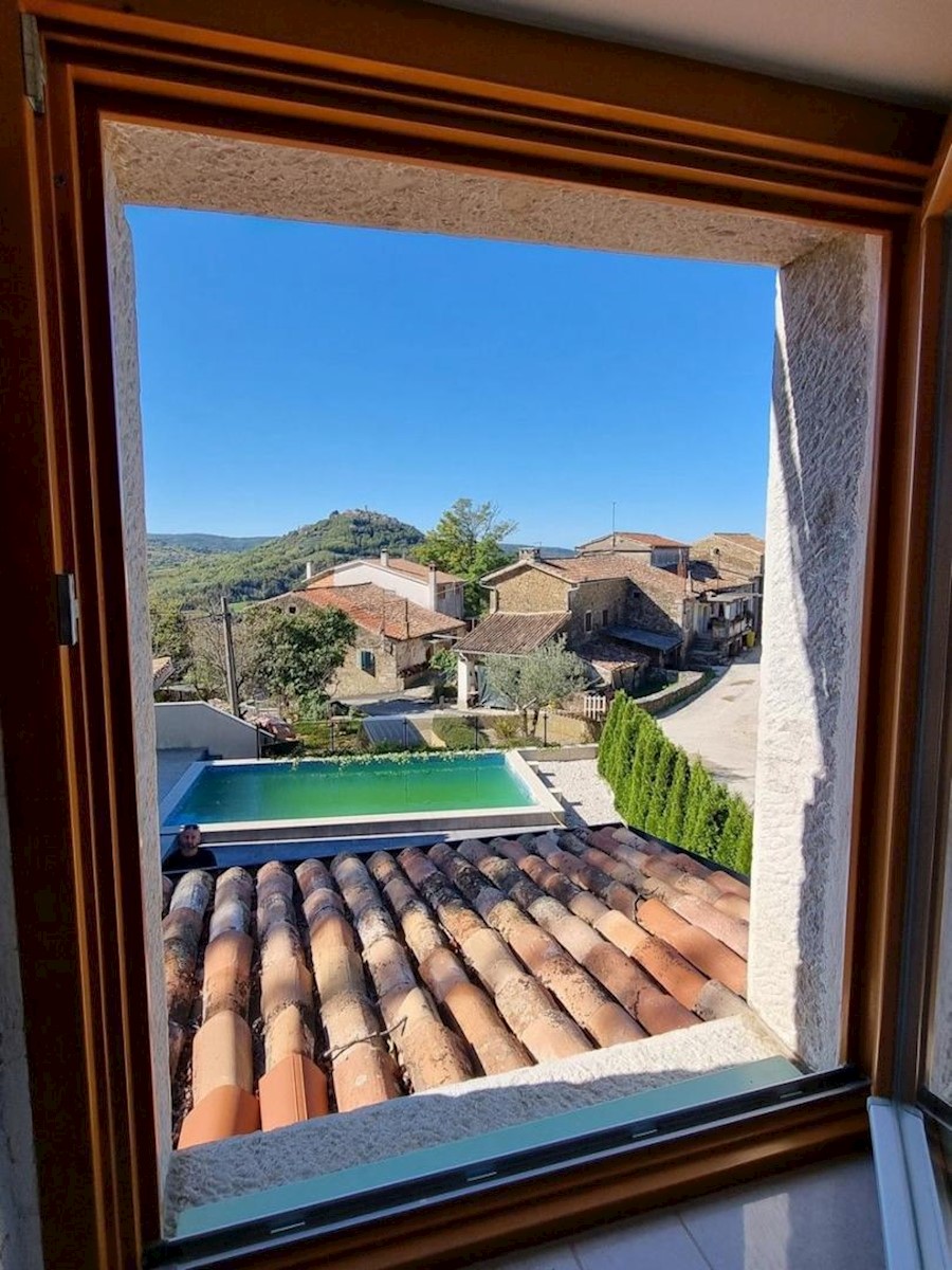 Casa in pietra ristrutturata e appartamento a schiera con piscina, vista su Montona