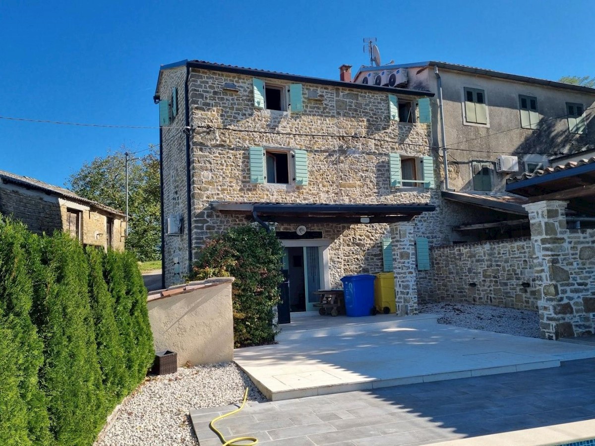 Casa in pietra ristrutturata e appartamento a schiera con piscina, vista su Montona